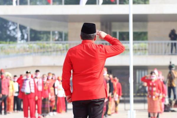 Gunakan Pakaian Adat, PDIP Gelar Upacara di Lapangan Banteng