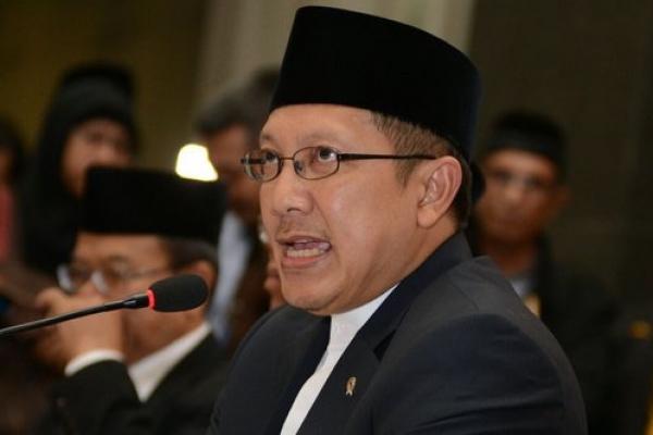 Menteri Agama (Menag) Lukman Hakim Saifuddin diminta untuk menjelaskan terkait pemotongan gaji PNS muslim untuk zakat.