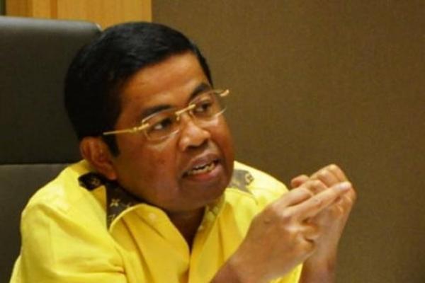 Nurdin Halid mengatakan Idrus Marham akan menemui Ketua Umum Golkar Setya Novanto untuk membujuk mundur dari jabatannya di partai.