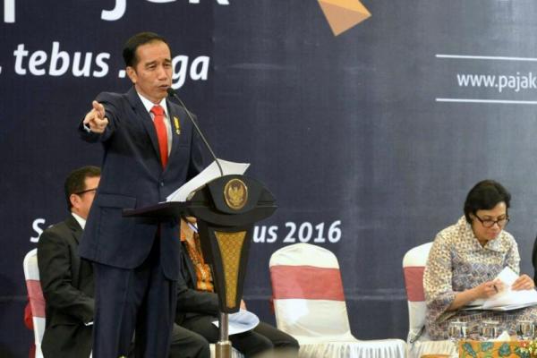 Pada kebijakan dalam negeri  pemerintahan Jokowi masih lemah dalam menyelesaikan sengketa partai politik.
