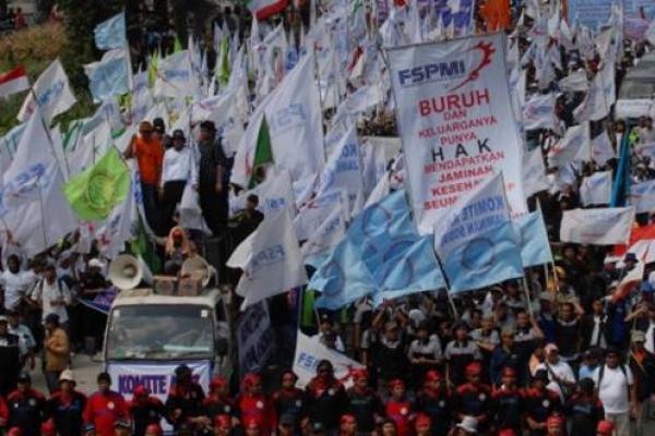 Demi memuluskan kepentingan investasi asing, pemerintahan Presiden Jokowi dinilai mengorbankan kepentingan buruh lokal. Ini membuat kehidupan buruh menjadi suram.