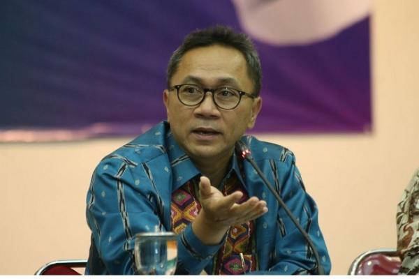 Ketua Umum PAN, Zulkifli Hasan dinilai membebani partai terkait mangkirnya dari pemeriksaan penyidik KPK dalam kasus alih fungsi lahan di Riau.