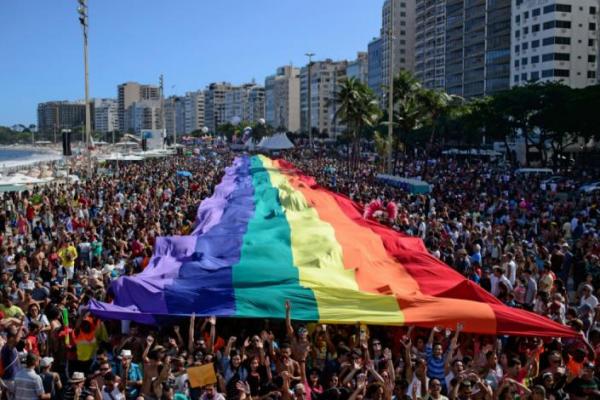 Homoseksualitas sepertinya masih menjadi pembahasan yang tabu diberbagai negara beberapa bahkan memiliki kebijakan serta hukuman berat bagi yang ketahuan melakukan praktek homseksualitas