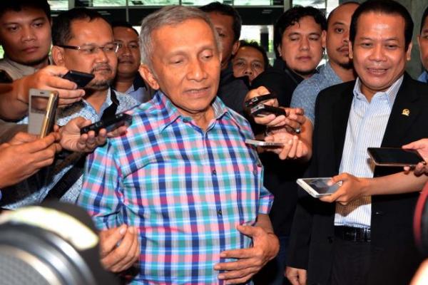 KPK menyambut baik rencana Ketua Dewan Kehormatan Partai Amanat Nasional (PAN) Amien Rais untuk melaporkan kasus korupsi besar yang sudah lama mengendap.