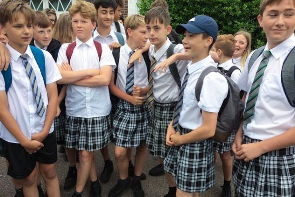 Puluhan anak laki-laki di akademi Isca di Devon Inggris menggunakan rok ke sekolah pada Kamis (22/6) sebagai langkah protes kepada pihak sekolah