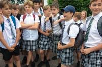 Dilarang Pakai Celana Pendek, Puluhan Anak Lelaki Kenakan Rok ke Sekolah