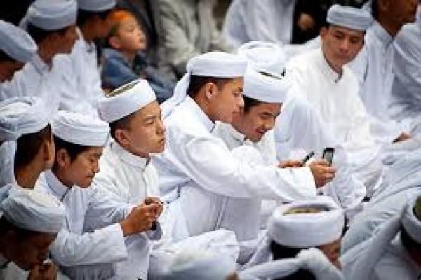 China merupakan salah satu negara yang banyak penduduknya beragama islam China secara resmi mengakui 56 kelompok etnis Dari 56 etnis tersebut 10 diantaranya mayoritas muslim