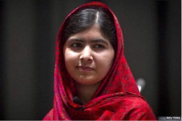 Malala tak kuat menahan tumpah ruah air mata dari pelupuk matanya. Enam tahun sudah Pakistan dia tinggalkan, sejak diburu oleh militan Taliban pada 2012 lalu.