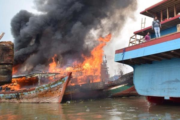 Akibat kejadian tersebut, terdapat tujuh orang mengalami luka-luka karena beberapa kapal terdekat juga ada yang mengalami perbaikan.