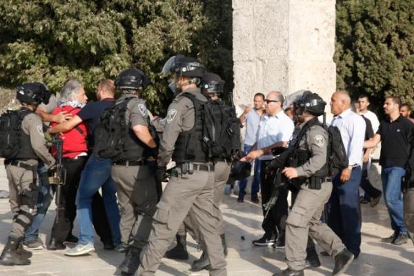  Ratusan warga Palestina cedera saat pasukan Israel menembakkan gas air mata, granat setrum dan bom suara ke penduduk Palestina yang kembali ke kompleks Masjid Al-Aqsa di Yerusalem