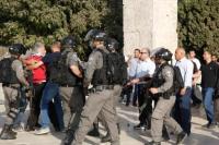 Kembali ke Masjid Al-Aqsa, Warga Palestina Disemprot Gas Air Mata