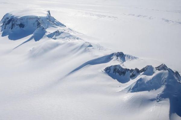 Sebuah kelompok ilmuwan akan mengerjakan proyek penelitian dengan mengebor inti es di Kutub Selatan (Antartika). Proyek `Beyond EPICA` atau Proyek Eropa untuk Coring Es di Antartika, berupaya memulihkan inti es yang berisi catatan iklim Bumi selama 1,5 juta tahun yang lalu.