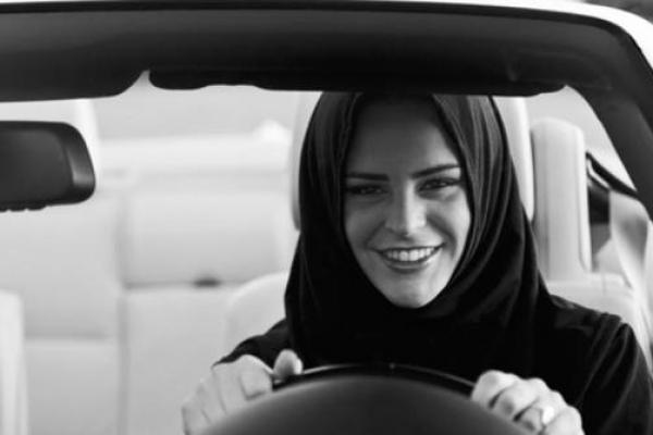 Direktorat Lalu Lintas Umum Saudi di Riyadh mulai mengizinkan perempuan untuk mengemudi dalam lisensi internasional untuk yang nasional di berbagai lokasi di sekitar kerajaan.