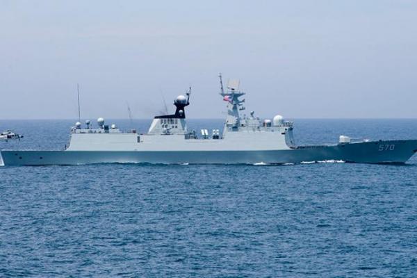 Pemerintah China mengirim kapal perang rudal terpandu, dua jet tempur dan sebuah helikopter untuk memperingatkan kapal perusak Amerika Serikat, Chafee 