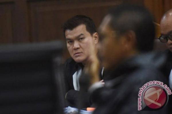 Hakim menyatakan, Akom menerima uang USD 100 ribu melalui Drajat Wisnu Setiawan.  
