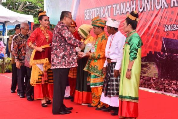 Presiden Jokowi terus berupaya mengejar target penerbitan sertifikat tanah sebagai upaya pelaksanaan program reforma agraria.