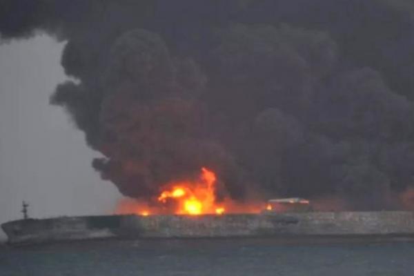 China memantau empat slick minyak dari kapal tanker Iran yang tenggelam.