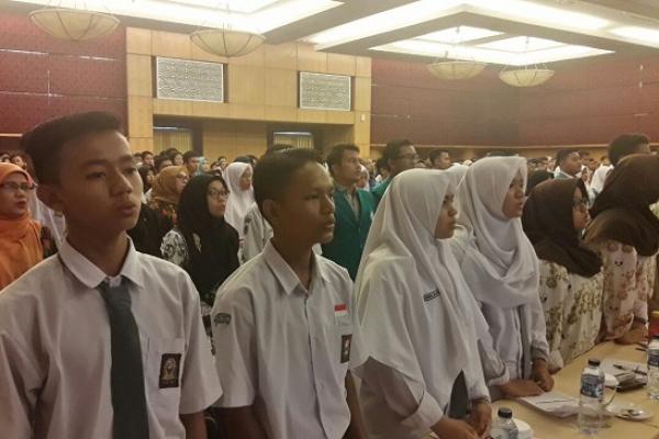 Ratusan pelajar dan mahasiswa antusias mengikuti Forum Literasi Digital Citizenship untuk Generasi Milenial yang diselenggarakan Kominfo RI bekerjasama dengan PWI Pusat dan Pemprov Sumbar, di Hotel Basco, Kota Padang, Rabu (7/2).