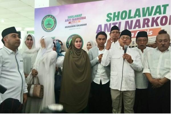 Ketua Umum PKB, Muhaimin Iskandar (Cak Imin) mendeklarasikan Shalawat Anti Narkoba bersama artis dengan Majelis Pesona di Masjid Baiturrahman, Gedung DPR, Jakarta, Selasa (6/3).