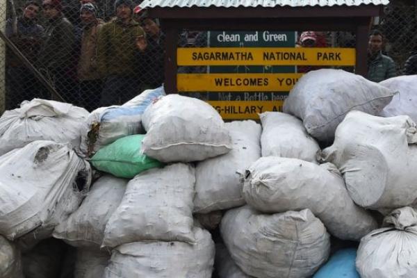 Pada hari pertama, 1.200 kilogram sampah terangkut. Limbah di gunung tertinggi sedunia itu dibawa dari Bandara Lukla ke Kathmandu untuk selanjutnya didaur ulang.
