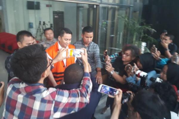 Mantan Ketua DPD Partai Golkar DKI Jakarta, Fayakhun Andriadi mengaku memberikan uang senilai 500 ribu Dolar Singappura kepada Setya Novanto (Setnov), saat menjabat Ketua Umum Golkar.