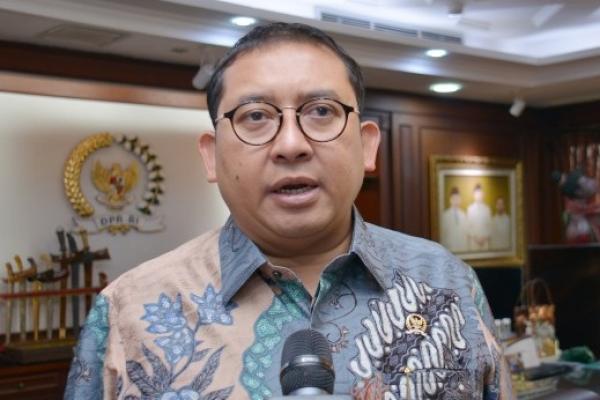 Wakil Ketua DPR RI Fadli Zon menilai Peraturan Presiden (Perpres) No. 20 Tahun 2018 tentang penggunaan Tenaga Kerja Asing (TKA) harus digugat.