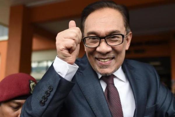 Menteri Besar Selangor dari PKR yang baru dilantik Datuk Azmin Ali terlihat di Rumah Sakit Rehabilitasi Cheras dengan membawa surat pengampunan dari agong atau raja yang diberikan ke Anwar Ibrahim.