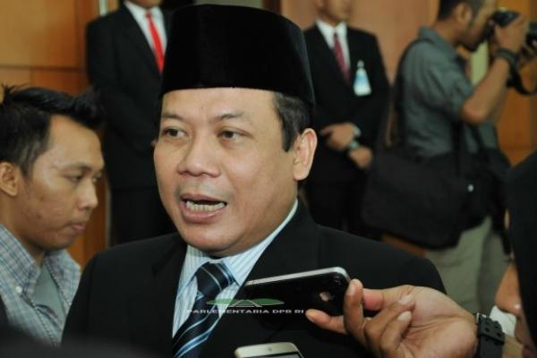 Pimpinan DPR meminta agar aparat mengusut tuntas terkait permasalahan tercecernya e-KTP di Bogor, Jawa Barat. Hal ini menyusul pernyataan Menteri Dalam Negeri Tjahjo Kumolo beberapa waktu lalu tentang sabotase atas tercecernya e-KTP itu.