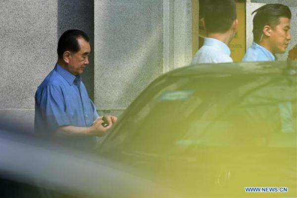 Fotografer Xinhua mengabadikan pemandangan tersebut, saat keduanya keluar dari Hotel Fullerton di Singapura, lalu pergi dengan sebuah mobil Mercedes Benz hitam.