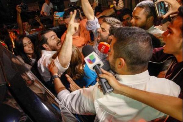 Pemerintah membebaskan para tahanan, termasuk mantan walikota San Cristobal dan politisi oposisi Daniel Ceballos.