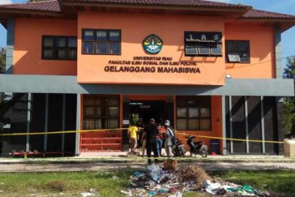 Nandang mengatakan selain menangkap tiga terduga teroris, Densus 88 juga menyita sejumlah bom rakitan. Tiga orang yang ditangkap adalah alumni Universitas Riau.