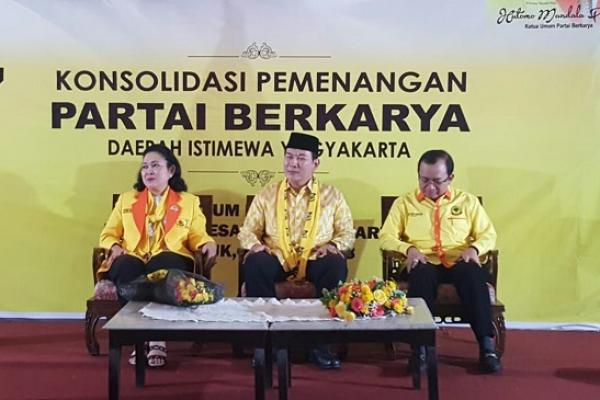 Wakil Ketua Dewan Pakar Partai Golkar Titiek Soeharto menyatakan hengkang dari partai berlambang pohon beringin itu. Titiek bergabung bersama Tommy Soeharto di Partai Berkarya.