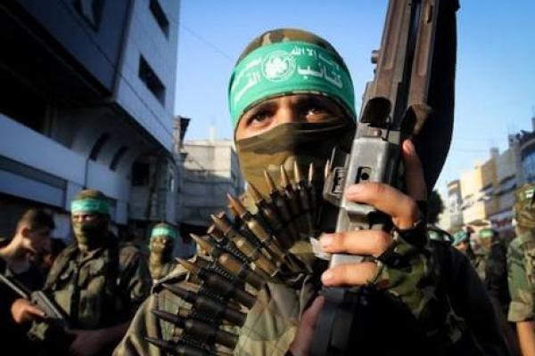 Militer mengatakan serangan udara itu salah satunya mengenai kantor seorang komandan Hamas di Jalur Gaza utara