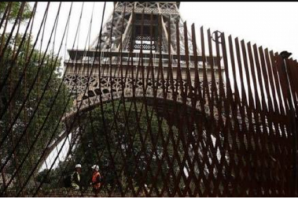 Menara Eiffel dilengkapi pagar pembatas baru yang berfungsi untuk melindungi dari ancaman teror. Pertahanan itu akan selesai pada pertengahan Juli, dengan memakan biaya hampir 35 juta (Rp550 miliar).