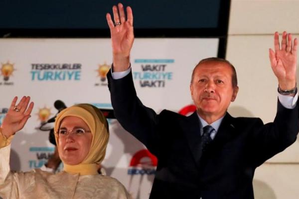 Sebelum menuju Ankara, Erdogan, yang memerintah Turki selama lebih dari 15 tahun sebagai perdana menteri dan presiden, menyampaian pidato kepada para pendukungnya yang bersorak-sorai, bendera-bendera dari atas sebuah bus di kota terbesar di negara itu, Istanbul.