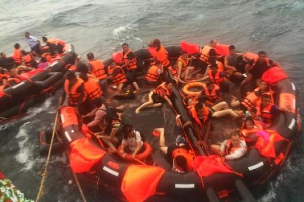 Para pejabat mengatakan Angkatan Laut Kerajaan Thailand membantu dalam upaya penyelamatan dengan penyelam dan helikopter.