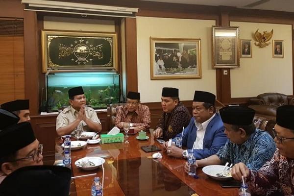 Calon presiden (capres) Prabowo Subianto menyambangi kantor Pengurus Besar Nahdlatul Ulama (PBNU). Prabowo diterima langsung oleh Ketua Umum PBNU Said Aqil Siroj.
