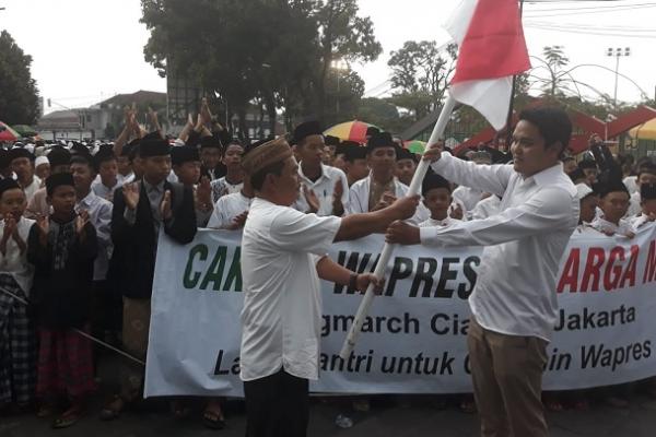 Sekitar 10 ribu santri Kota Tasikmalaya menyambut kedatangan rombongan aksi jalan kaki Long March Laskar Santri Ciamis-Jakarta untuk Cak Imin Cawapres 2019 di depan Masjid Agung Kota Tasikmalaya, Sabtu (21/7).