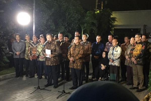 Setelah sempat mesra untuk menjalin koalisi di Pilpres 2019, Ketua Umum Partai Gerindra Prabowo Subianto dengan Ketum Partai Demokrat Susilo Bambang Yudhoyono (SBY) menunjukkan kode terjadinya pecah kongsi.