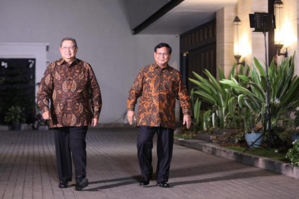 Ketua Umum Partai Gerindra Prabowo Subianto menyambangi kediaman Ketum Partai Demokrat Susilo Bambang Yudhoyono (SBY), di Kawasan Mega Kuningan, Jakarta, Selasa (24/7).