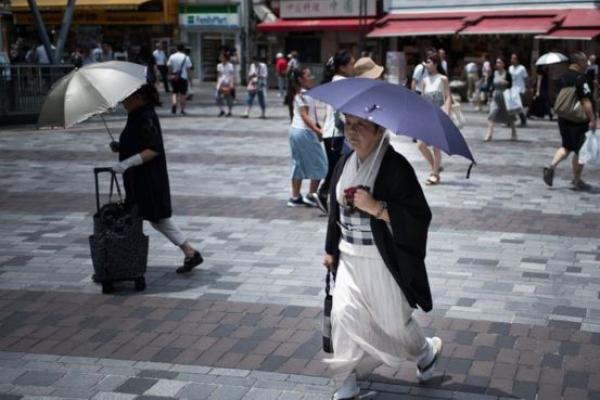 Warga Jepang menderita panas ekstrem, dengan suhu di atas 40 derajat Celcius dirasakan di seluruh penjuru negeri