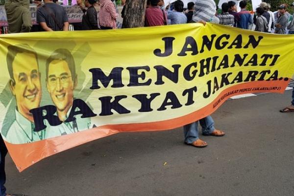 Ratusan aktivis yang tergabung dalam Aliansi Masyarakat Peduli Jakarta (AMPJ) menggelar aksi penolakan terhadap Gubernur DKI Jakarta Anies Baswedan maju sebagai capres pada Pilpres 2019.