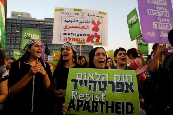 Para pengunjuk rasa yang sebagian besar orang Arab Israel, melambai-lambaikan bendera Palestina dan mengangkat tanda-tanda bertuliskan `persamaan`