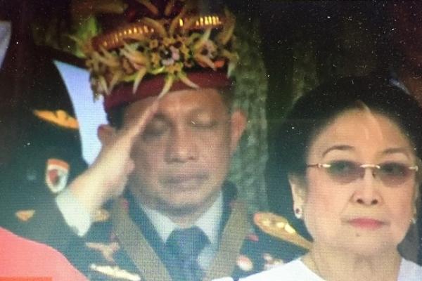 Kapolri Jenderal Tito Karnavian tampak terlihat tertidur saat upacara pengibaran Bendera Merah Putih menyambut Hari Ulang Tahun (HUT) ke-73 Kemerdekaan Indonesia, di Istana Negara, Jumat (17/8).