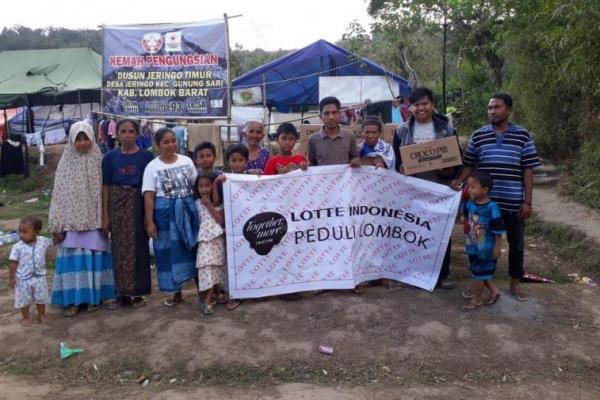 Korban pengungsian gempa Lombok, NTB masih memerlukan banyak bantuan. Lotte peduli berikan 100 karton ke tenda pengungsian.