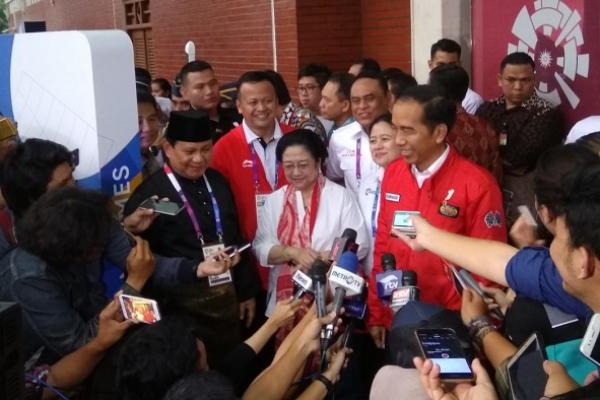 Presiden Jokowi dengan Prabowo Subianto berpelukan saat merayakan kemenangan atlet Pencak Silat Hanifan Yudani Kusumah, dalam pertandingan Asian Games 2018. Bagaimana tanggapan Presiden Jokowi?