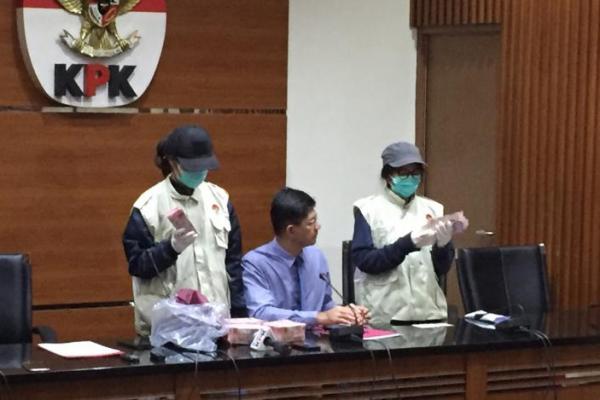 KPK melakukan operasi tangkap tangan (OTT) terhadap 10 orang terkait kasus dugaan suap pengurusan perizinan proyek Meikarta milik Lippo Group. Bagaimana kronologis tangkap tangan tersebut?
