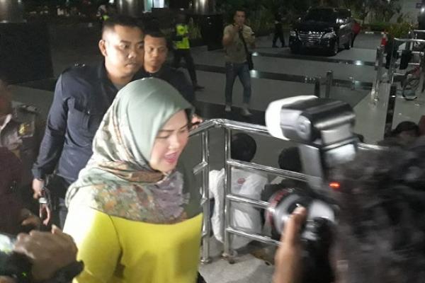 Komisi Pemberantasan Korupsi (KPK) menangkap Bupati Bekasi, Neneng Hassanah Yasin terkait kasus dugaan suap perizinan proyek pembangunan Meikarta.