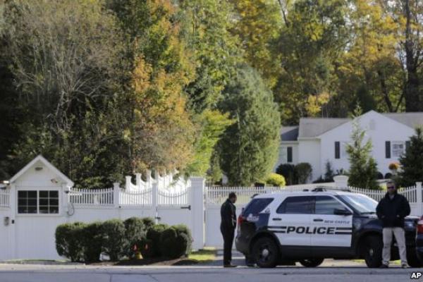 Polisi melakukan penjagaan di rumah mantan Menlu AS Hillary Clinton dan Presiden Bill Clinton di Chappaqua, negara bagian New York hari Rabu (24/10).