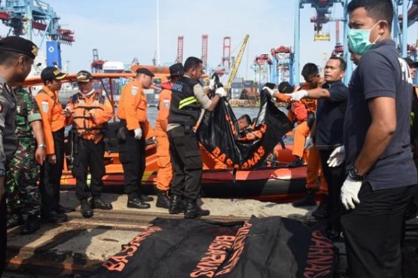 Tiga hari setelah kecelakaan Pesawat Lion Air JT-610, Tim SAR gabungan telah menemukan sebanyak 56 kantong jenazah dan dikirim ke Rumah Sakit (RS) Polri.